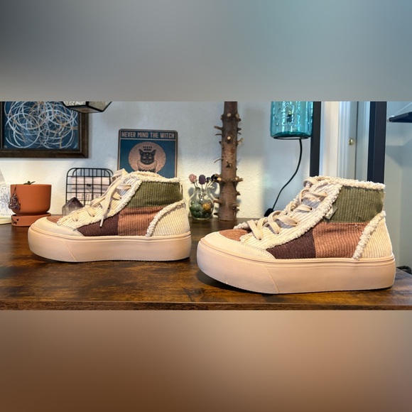 Rocket Dog “Flairio” Platform Corduroy Sneakers - Picture 3 of 9